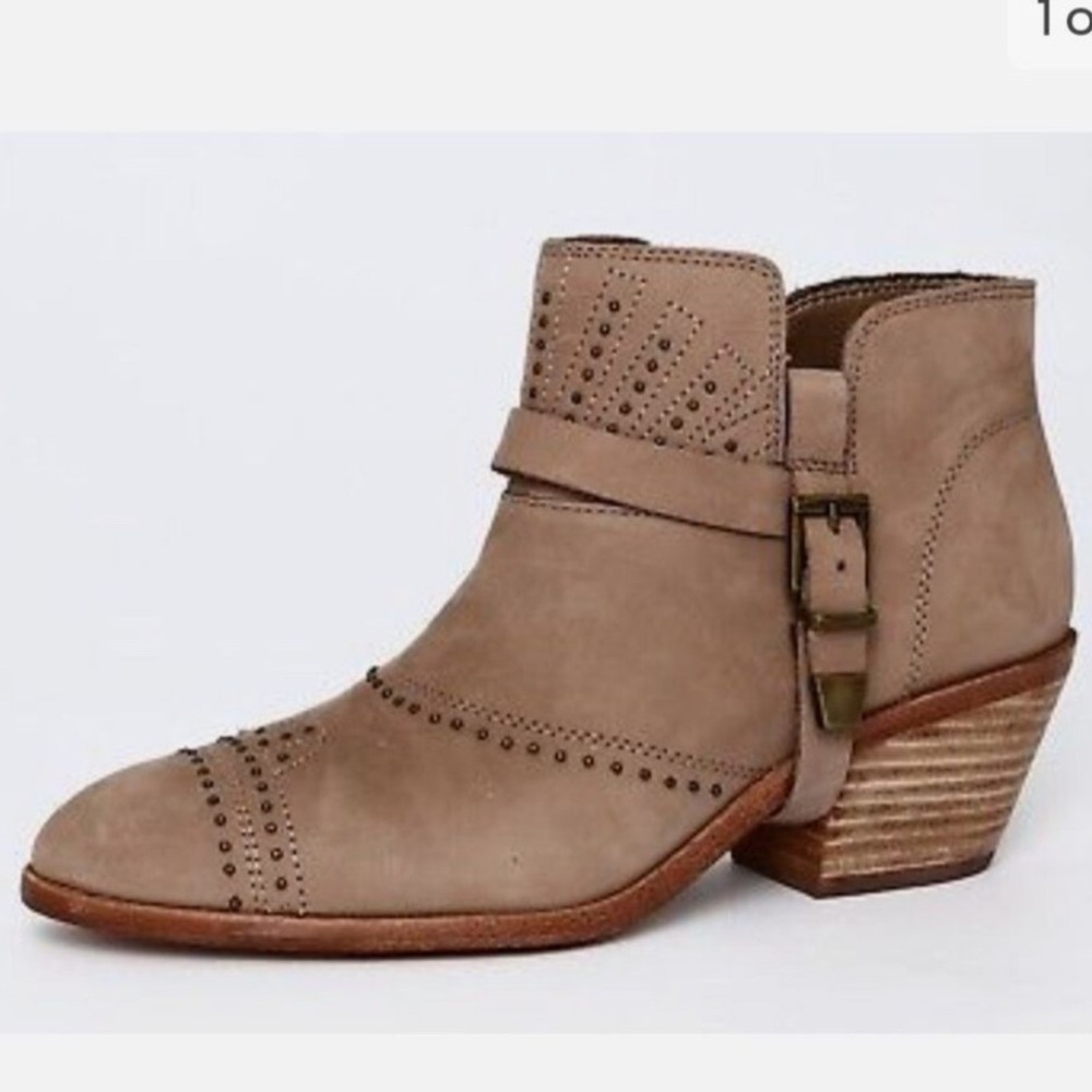 Vince Camuto Dorintina Nude western boho Leather Studded Buckle Ankle Booties